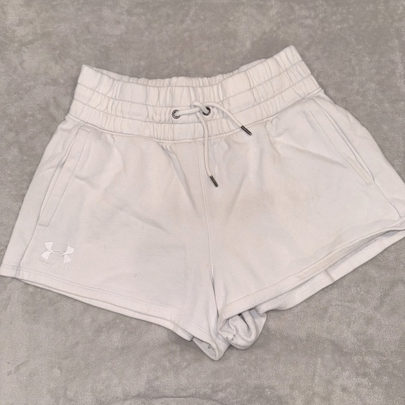 Under Armour White Athletic Shorts for Performance - Picture 1 of 4